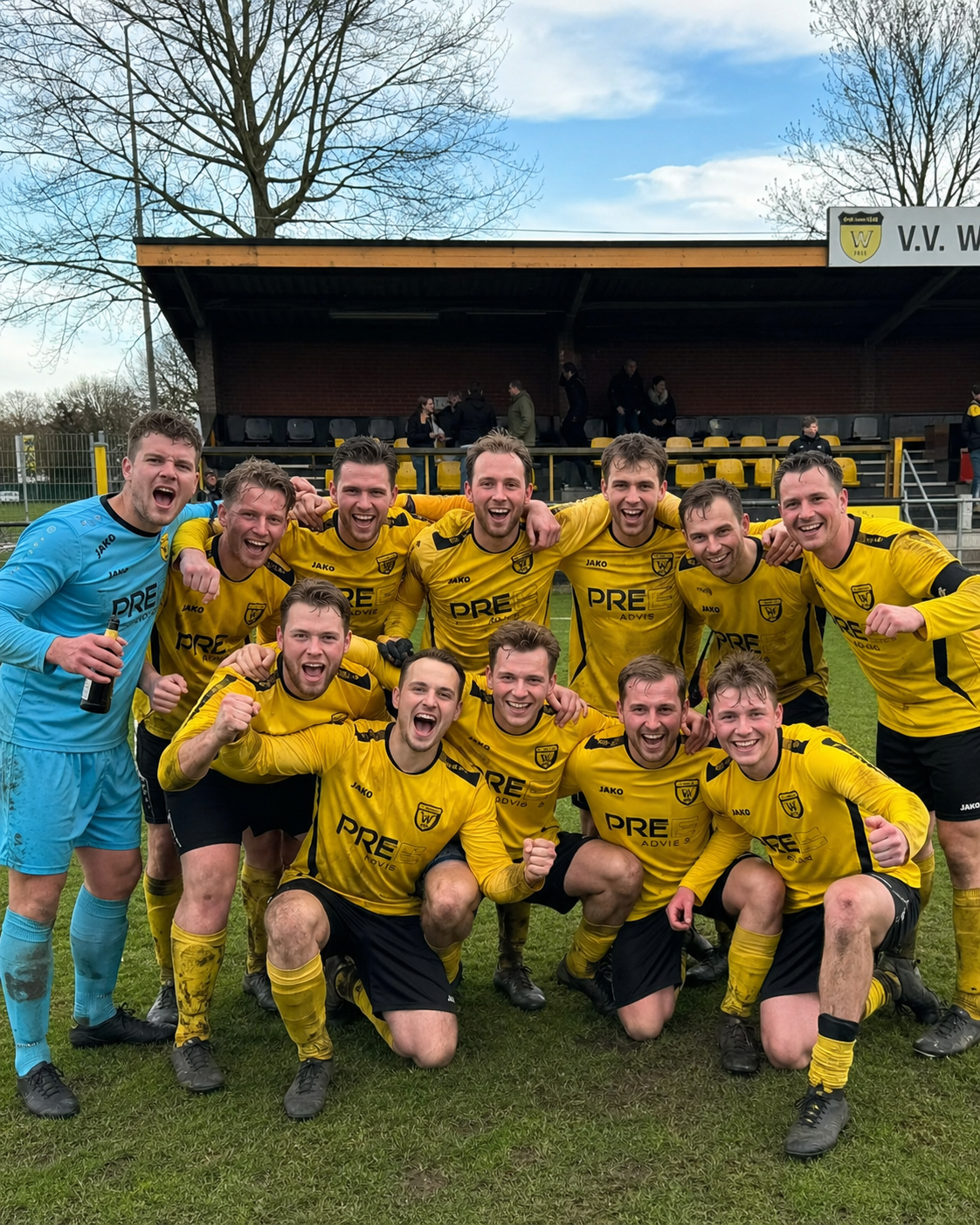 Amateurvoetballers vieren een doelpunt